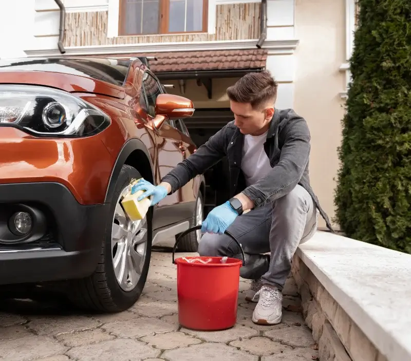 Lavage auto à domicile Béard-Géovreissiat : professionnel intervenant sur un véhicule